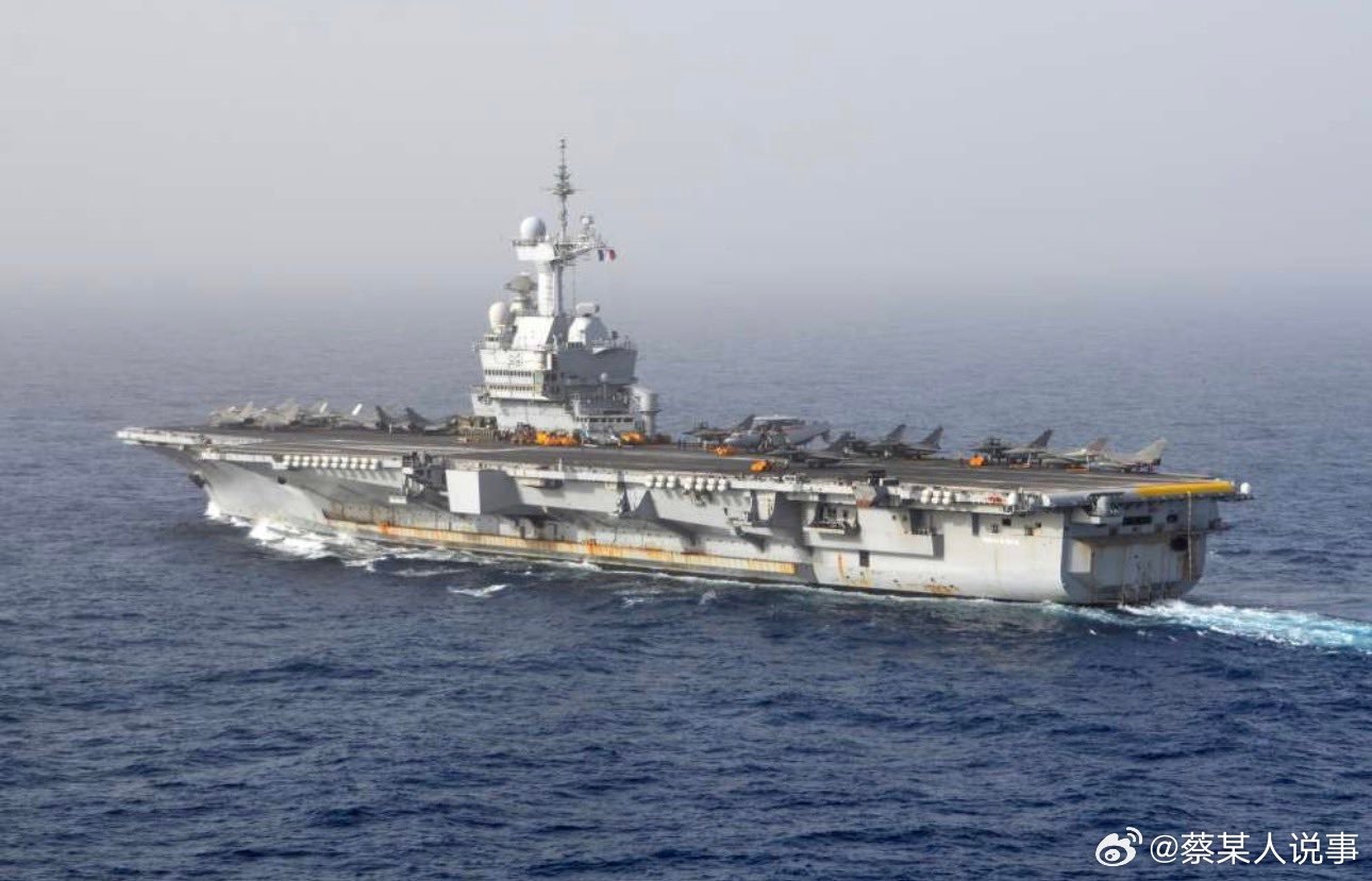 法国“戴高乐”号航空母舰刚刚穿越直布罗陀海峡。其航母打击群包括：- 2艘法国🇫
