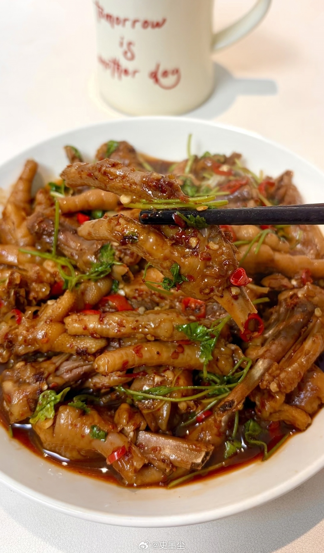 有友鸡爪 看了315决定自己做鸡爪加了香菜的辣鸡爪吃一次惊艳一次啊！辣炒鸡爪（图