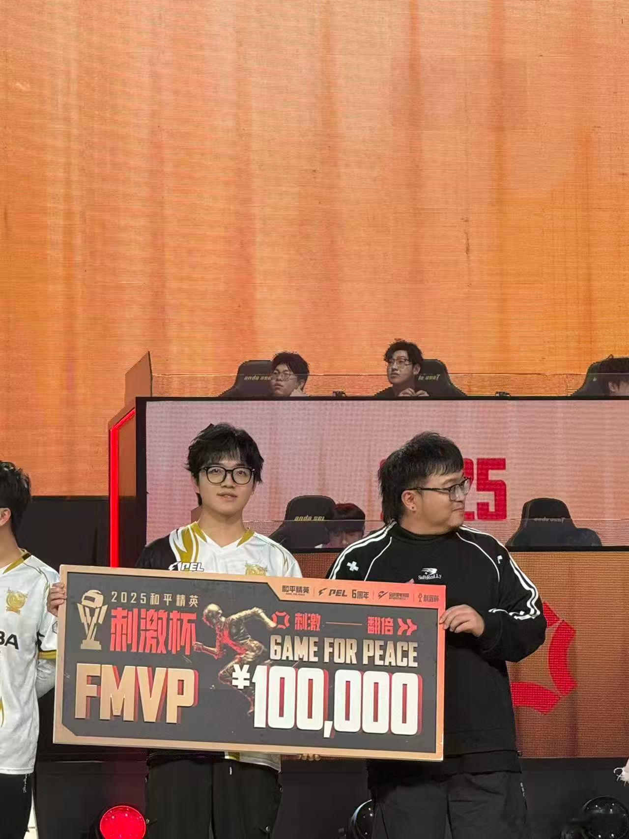 天霸刺激杯冠军 天霸战队用实力征服了所有对手，也征服了观众们的心。赛场上的他们，