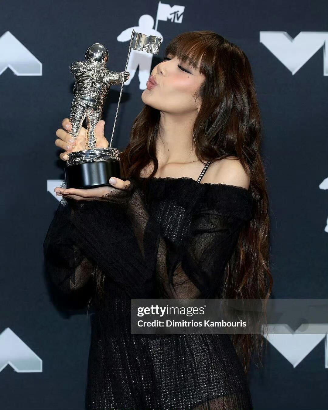 LISA成为史上首位登台奥斯卡颁奖典礼表演的 K-Pop 艺人 