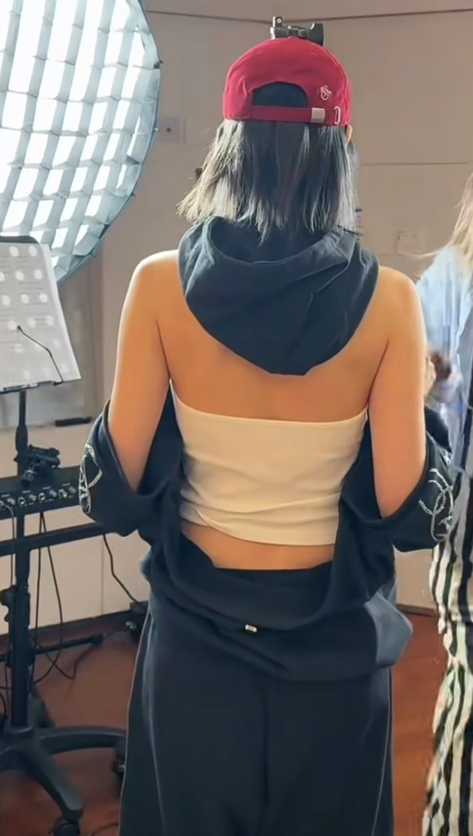 这件衣服背后怎么能是这样… ​​​