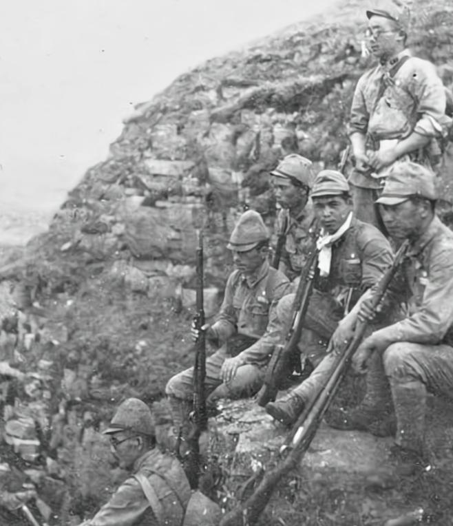 1945年4月，100多名日军正痛苦地在院子里打滚，竟然是被拿桐油做菜的老人全部
