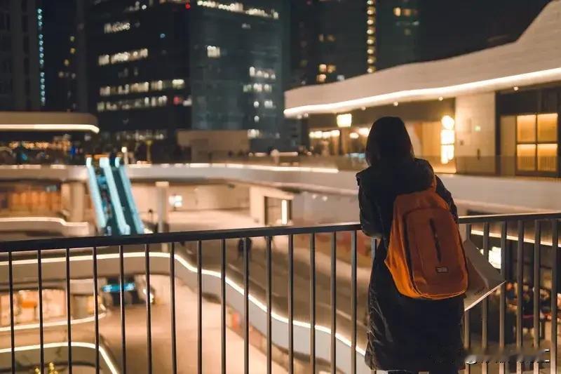 骗子骗人的手段那真是五花八门。就说网络贷款诈骗，骗子做个假的贷款 APP，用“低