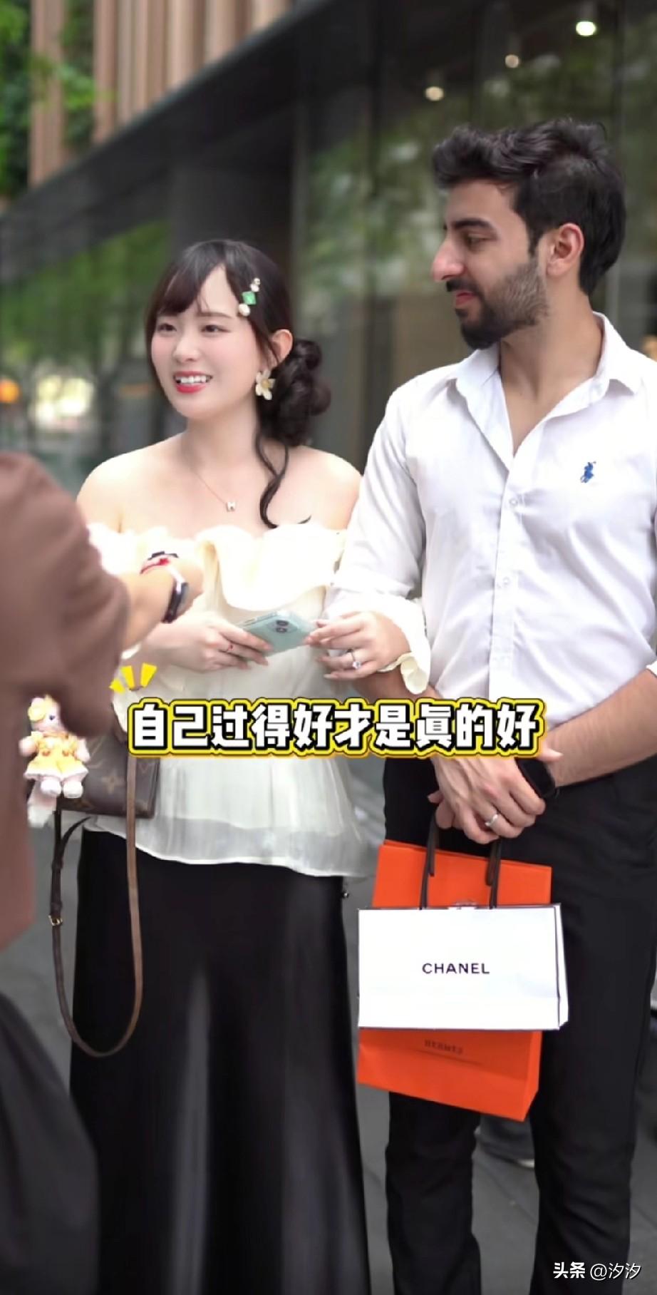 最近老是刷到这样的视频，
有博主上前采访跨国恋，
好多女孩都是刚毕业就结婚，
而