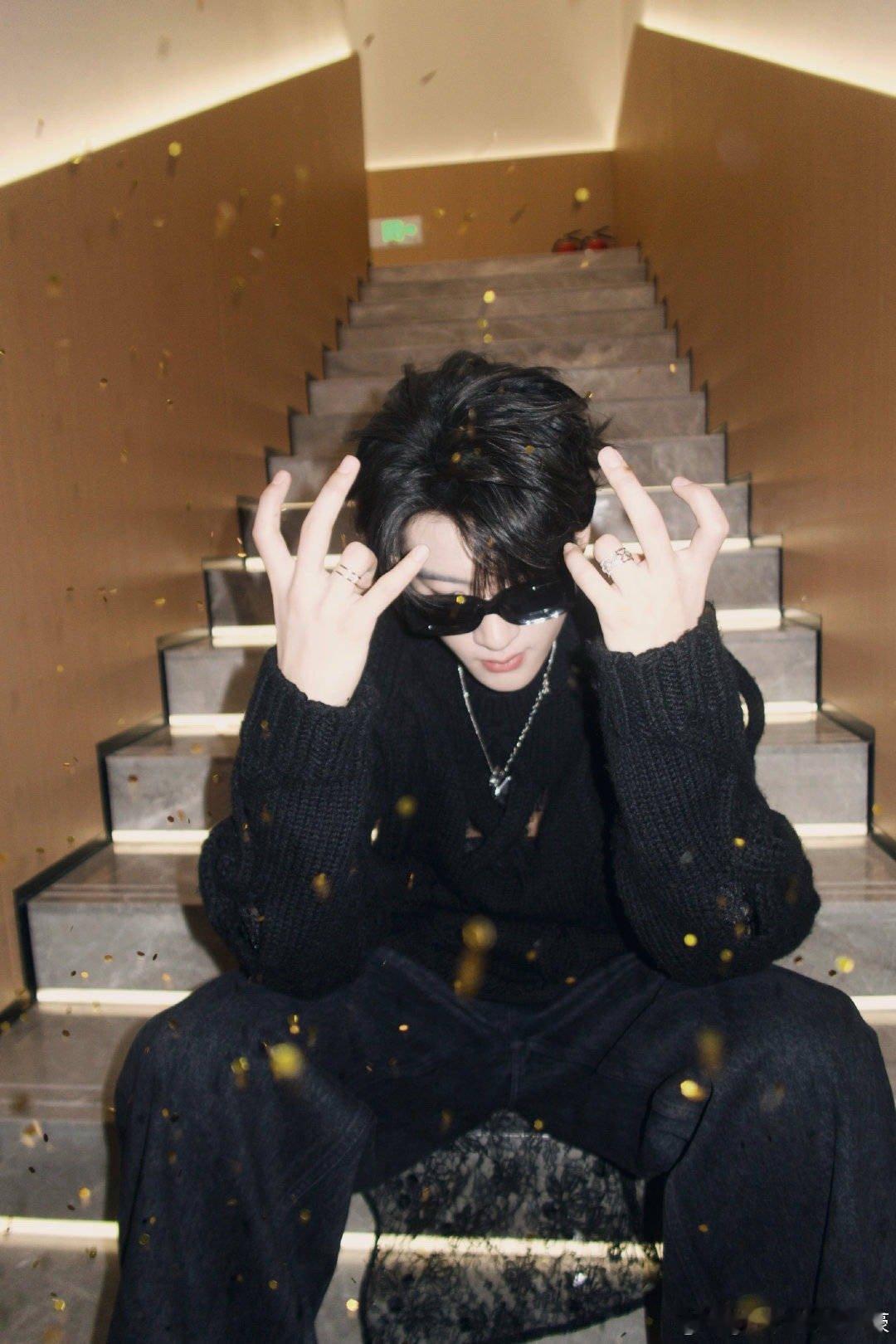 张峻豪把红毯走成秀场 今晚的棕色大衣造型太绝了！张峻豪每一步都踩在审美点上，少年