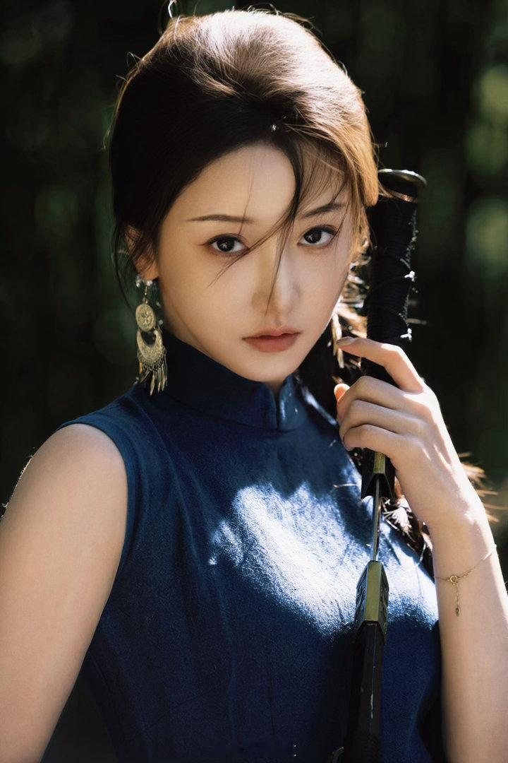 姜贞羽旗袍一眼沦陷姜贞羽把蓝旗袍穿成理想型被姜贞羽的蓝旗袍造型狠狠戳中心巴，淡雅