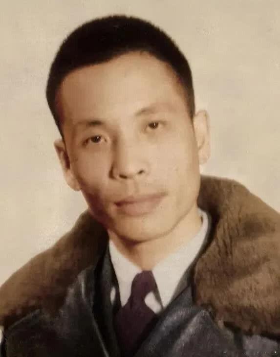 1937年10月26日，谢晋元率450余人进入四行仓库，奉命死守。为鼓舞斗志，他
