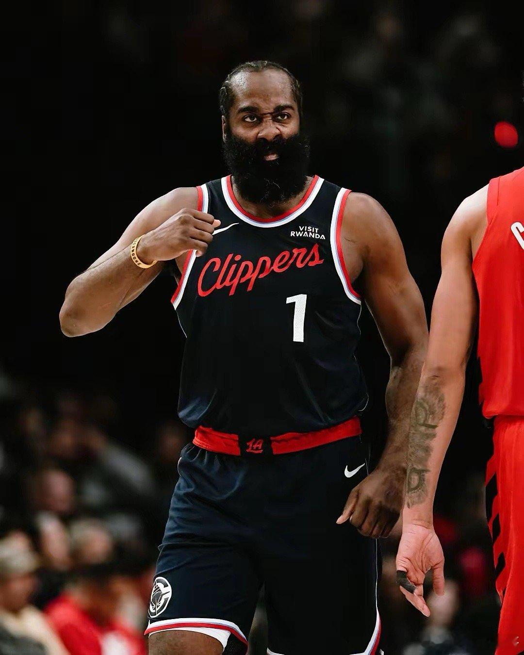 登哥稳得一批，老A8他也是A8！！17中10，油漆区没失手过，轻松拿下34分6助