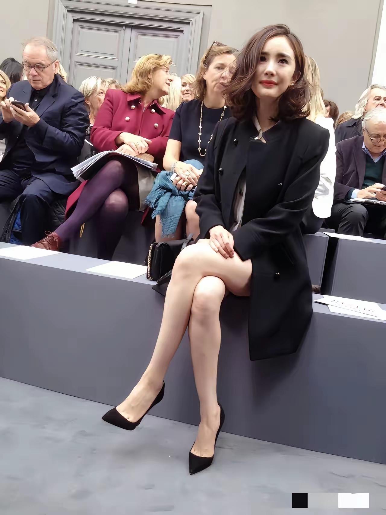 这位美女是谁？
你们认识她吗？
她的颜值很高，她的一双大长腿格外吸引眼球，她的身