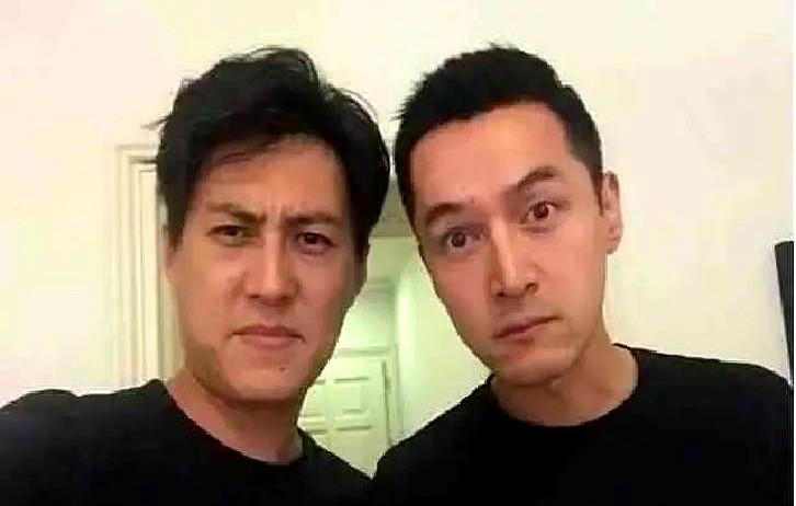 靳东在胡歌餐厅想刷脸，当场被拒了！

服务员特淡定，直接一句：“哥，我们这儿没免