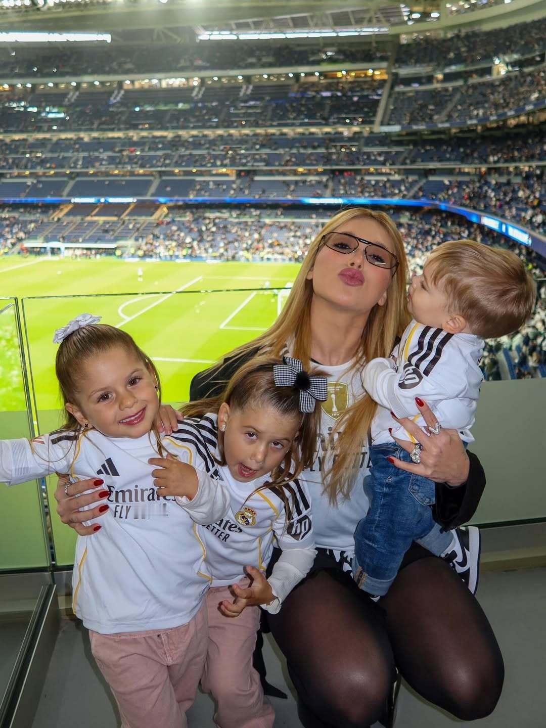 威尼修斯女友Virginia昨晚携孩子们在伯纳乌观战。西甲联赛皇马5比1皇家贝蒂
