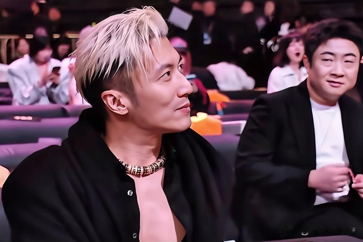 好多人说谢霆锋还真“演不过他”，他演“斯文类”角色力压谢霆锋！

这俩人不属于同