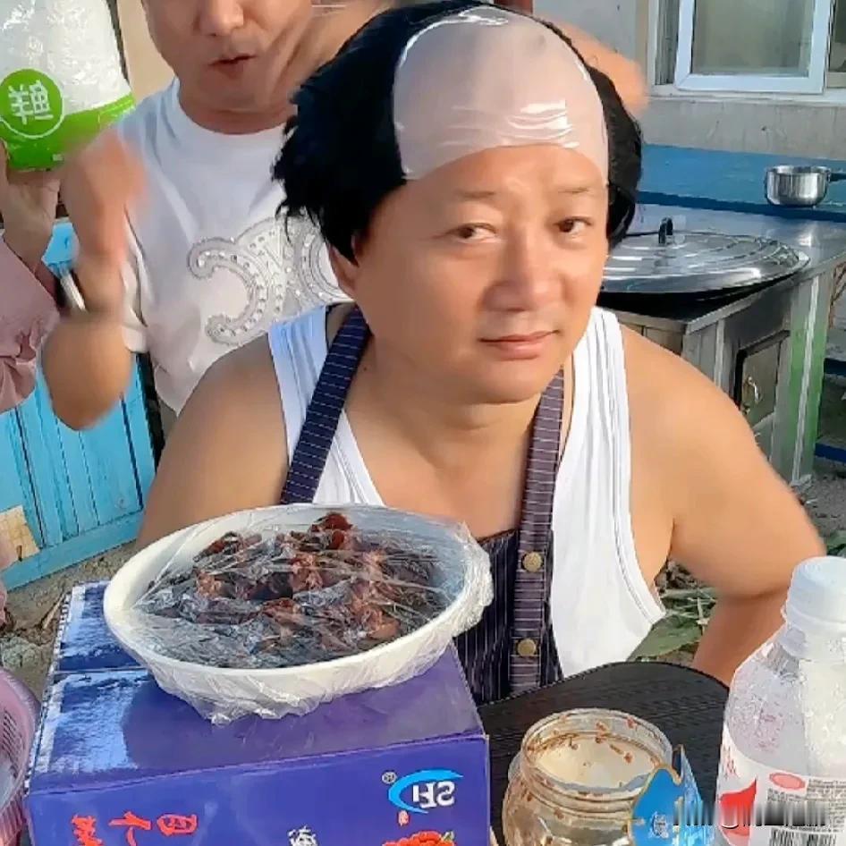 条子哥和谢广坤尝试在两平台同时直播带货
  条子哥和谢广坤早期都是KS平台主播，