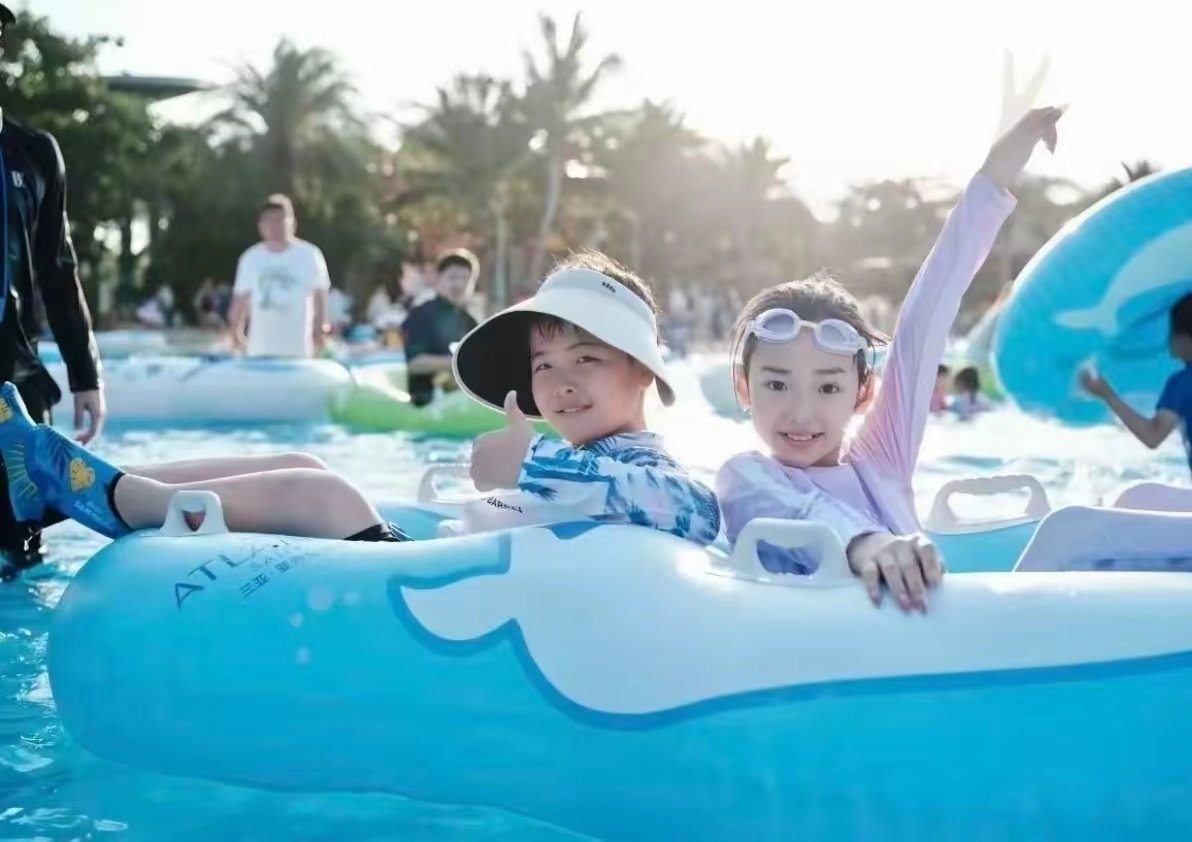 小酒窝朵朵三亚度假孩子们在水上乐园里玩儿得超开心，妈妈们并肩同行的画面也格外温暖