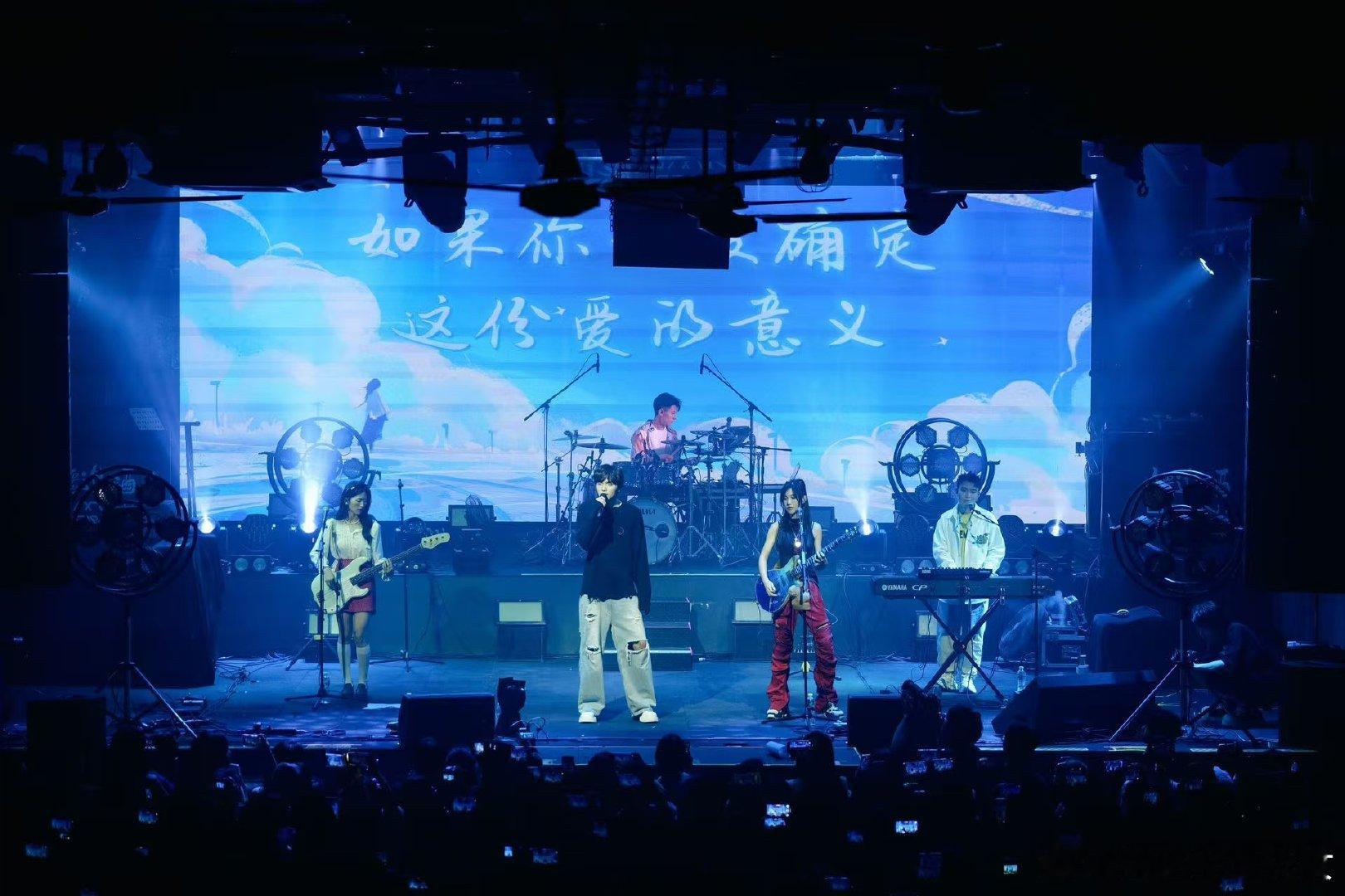 #银河快递现场行走的淡斑精华#银河快递的音乐真是宇宙级别的享受，期待他们在南宁的