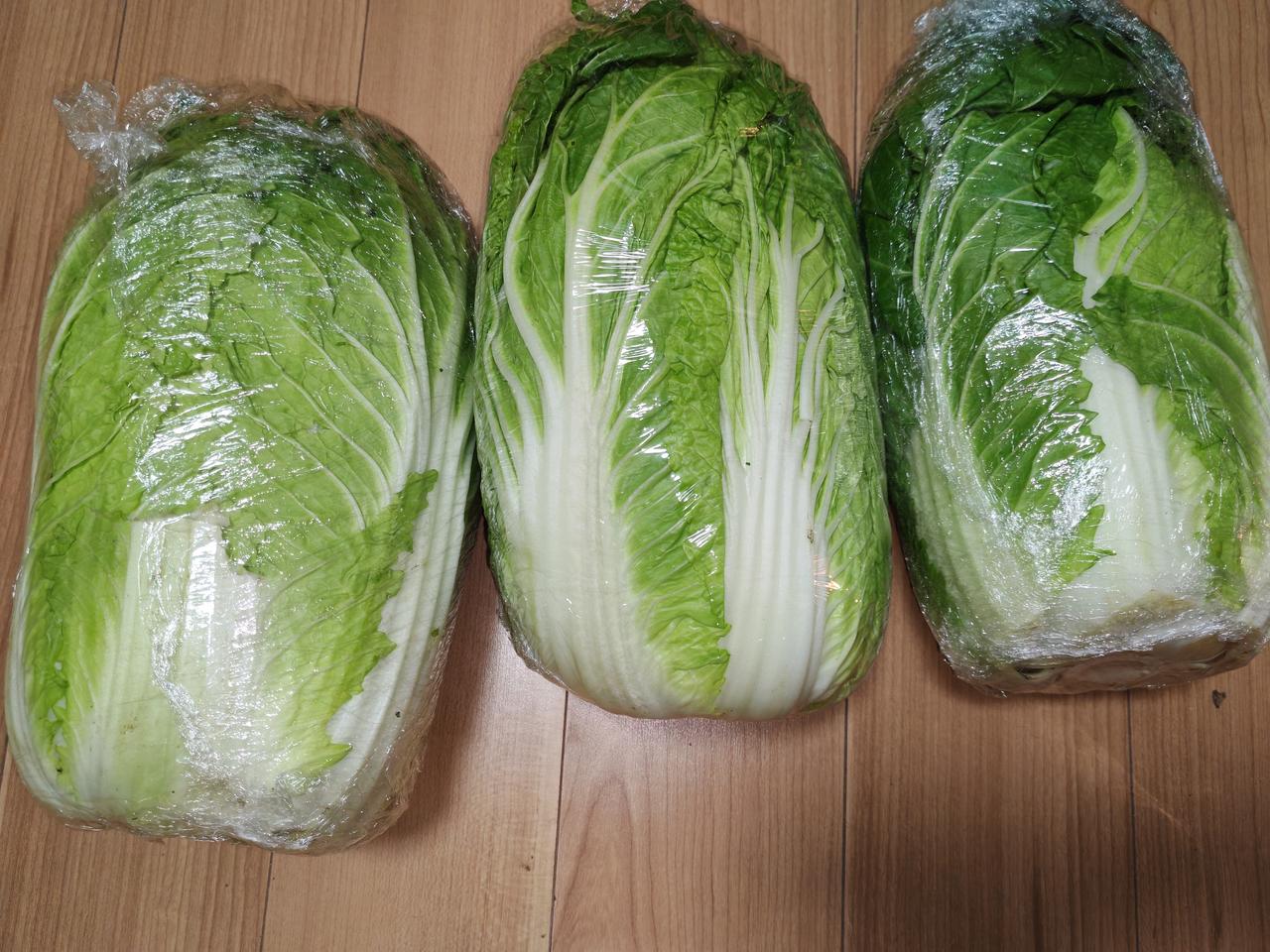 超市白菜价格和前几天比下降了近1/3，这真是有史以来的少见的价格！

许多好友提