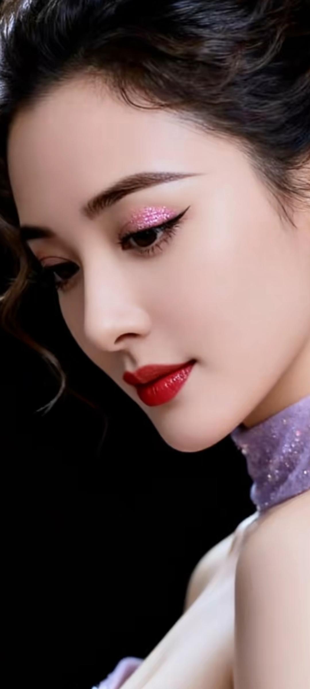 优雅妆容，红唇魅惑，紫色颈饰，尽显女性魅力！