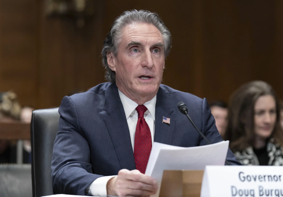 【马屁新境界，美部长称委内瑞拉要给特朗普立雕像】“马屁精蜂拥而出。” 当地时间3