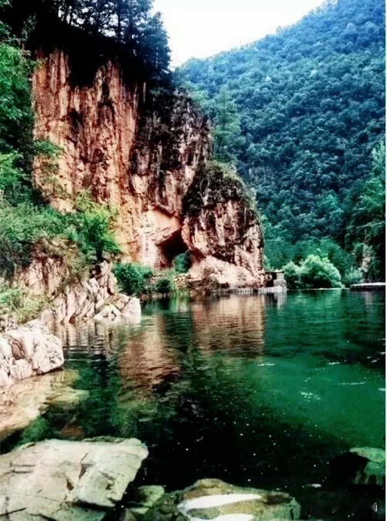 象鼻吸虹 · 黑河一隙

黑河森林公园 · 象鼻吸虹 | 自驾才懂的一线天险
