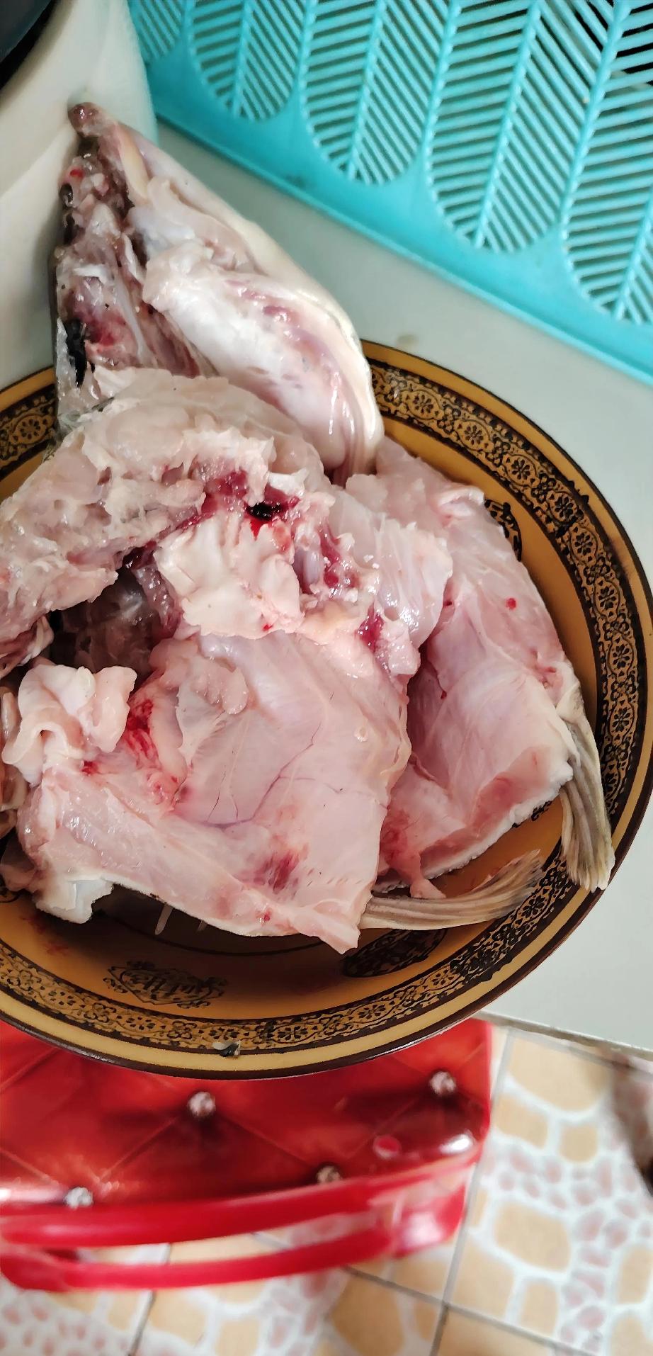 4斤重的花鱼，老公从长江里舀回来的鱼。它的嘴里还含有鱼钩，受伤了，被老公捡了个便