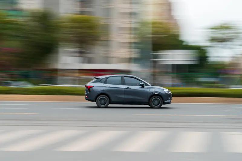 我人生第一部车是东风奕派。开着它的感觉那叫一个实在！动力响应超棒，踩油门没迟滞，