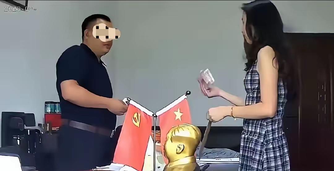 湖南常德一名国企干部，自作聪明在办公室私自安装摄像头，本想用于日常安防，谁料竟成