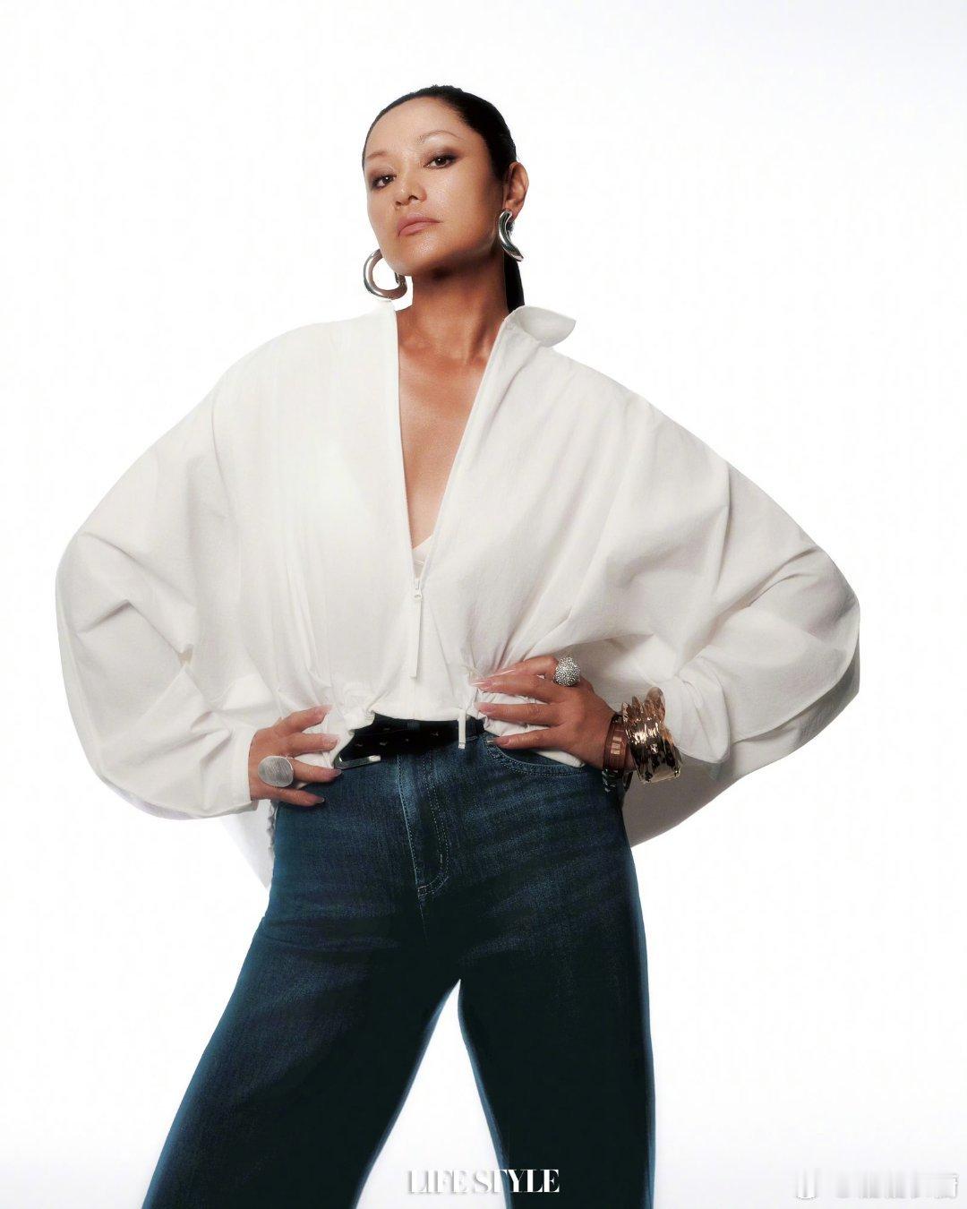 皮衣撕开凌厉风，红墙是她的背景板，蓝调眼影打翻调色盘。豹纹丝巾缠作发间火，渔网袜