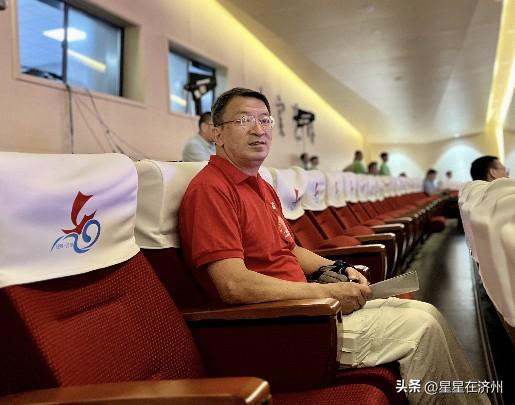 无偿献血419次的男子，
被记者采访了，
他的真实身份也被公布，
原来他是……
