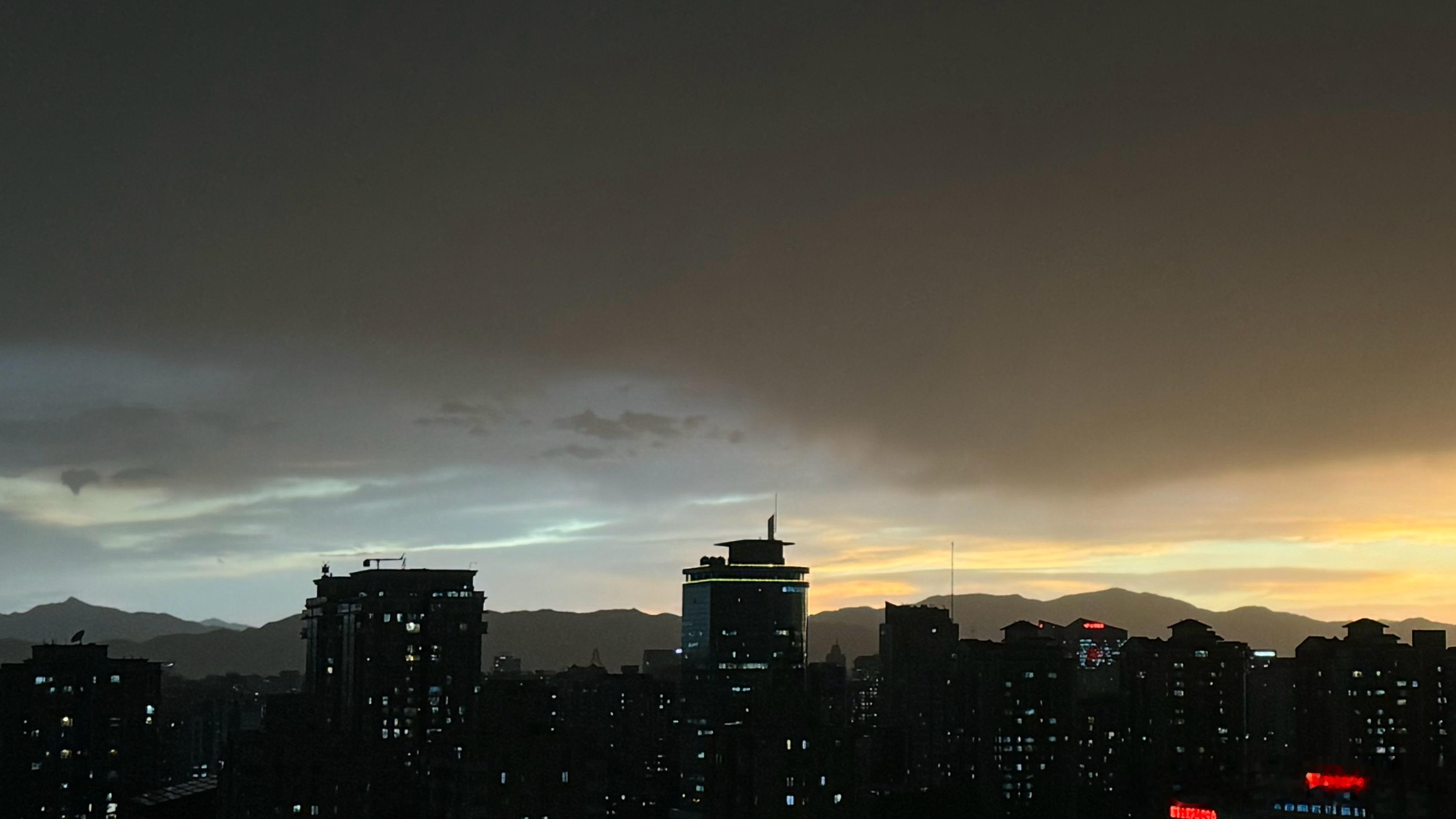 我特别特别特别喜欢极端天气。 ​​​