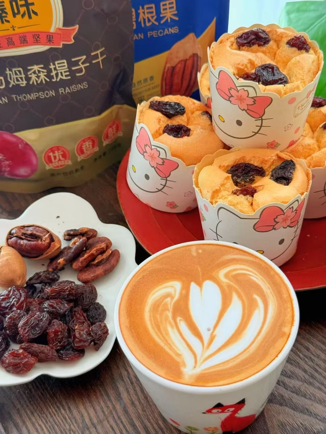 🍰坚果果干松软、一口沦陷的秋日甜蜜 在Hello Kitty纸杯里的...