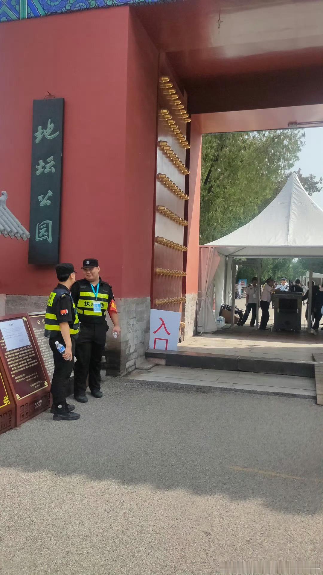 普通人的余生，都是硬撑。每个人的生活都不容易。你实在扛不住时，就读一读史铁生的《