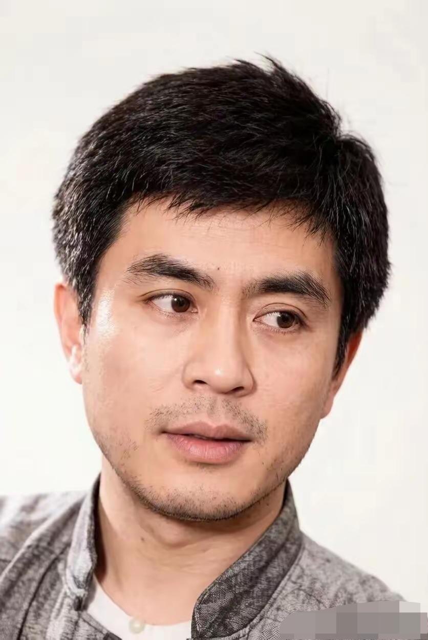 他有东方男子汉的气质，颜值比唐国强还耐看，演技你感觉有没有超过唐国强呢？