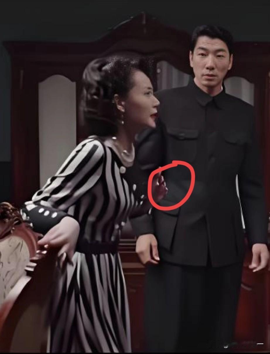 电视剧《灼灼韶华》穆子儒向康二妞求婚，可我却发现他衣服有点别扭。

剧中，他身穿
