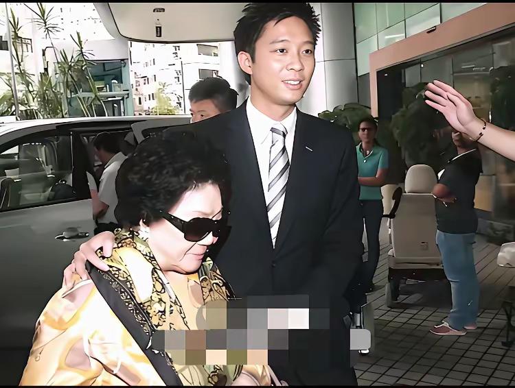 2013年，郭晶晶诞下长子霍中曦，90岁太奶奶吕燕妮在孙子霍启山搀扶下亲赴医院探