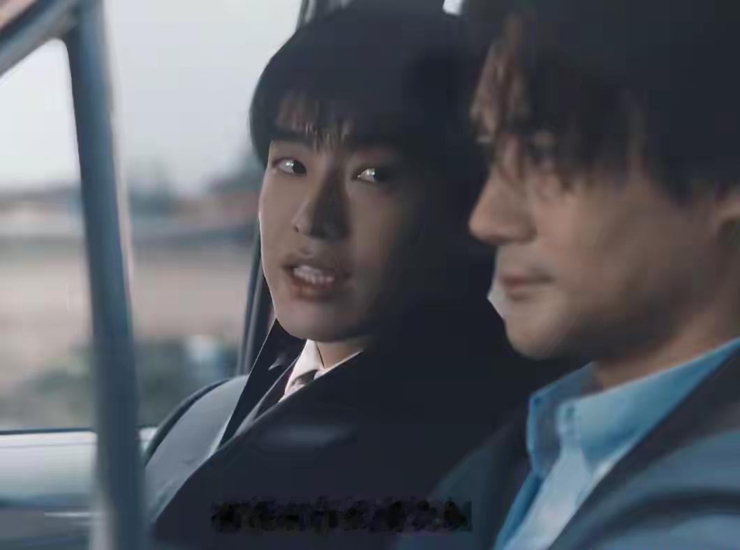 彭昱畅与王凯，在《交锋》中像一对恋人……

师傅认可了徒弟的能力，满心满眼都是欣