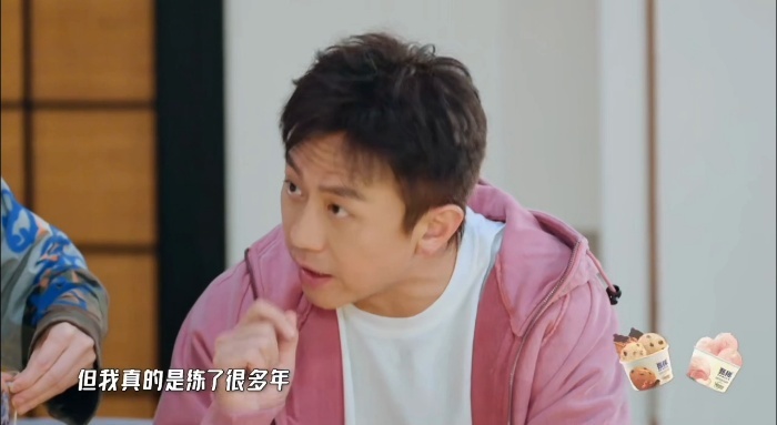 超哥的真诚永远藏在细节里。给五哈团送亲手写的字，说自己专门找书法老师学过，还陪小