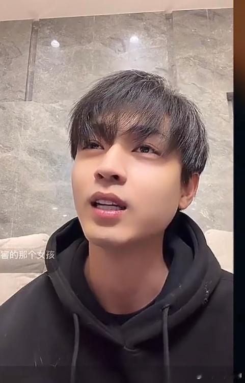 秦霄贤白头发秦霄贤29岁就有白发了怎么回事啊？我的天呢？看着好多秦霄贤直播 