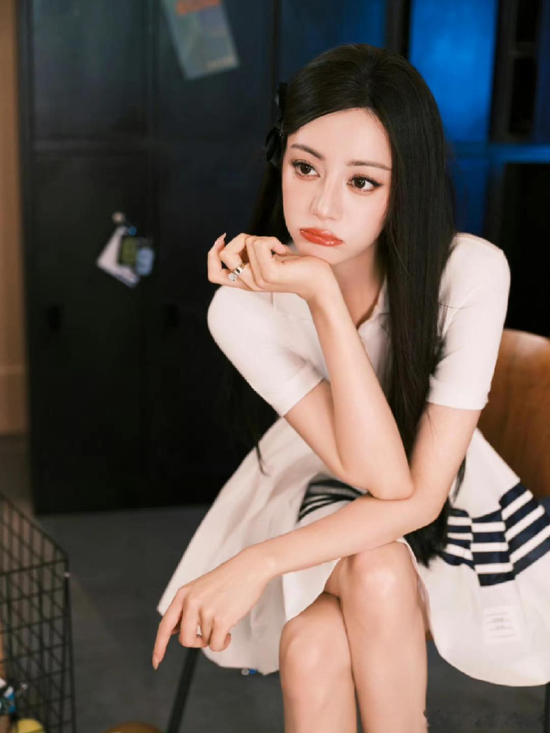 迪丽热巴被跳绳做局了 谁能想到无绳跳绳是隐藏的“整活道具”？迪丽热巴上一秒岁月静