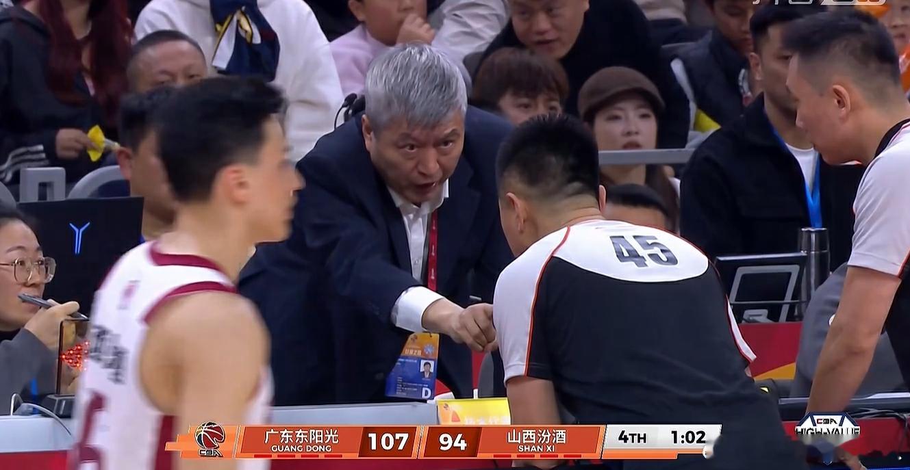 广东山西一场比赛两个半小时广东山西一场比赛67次犯规一节10分钟的比赛，比一节1