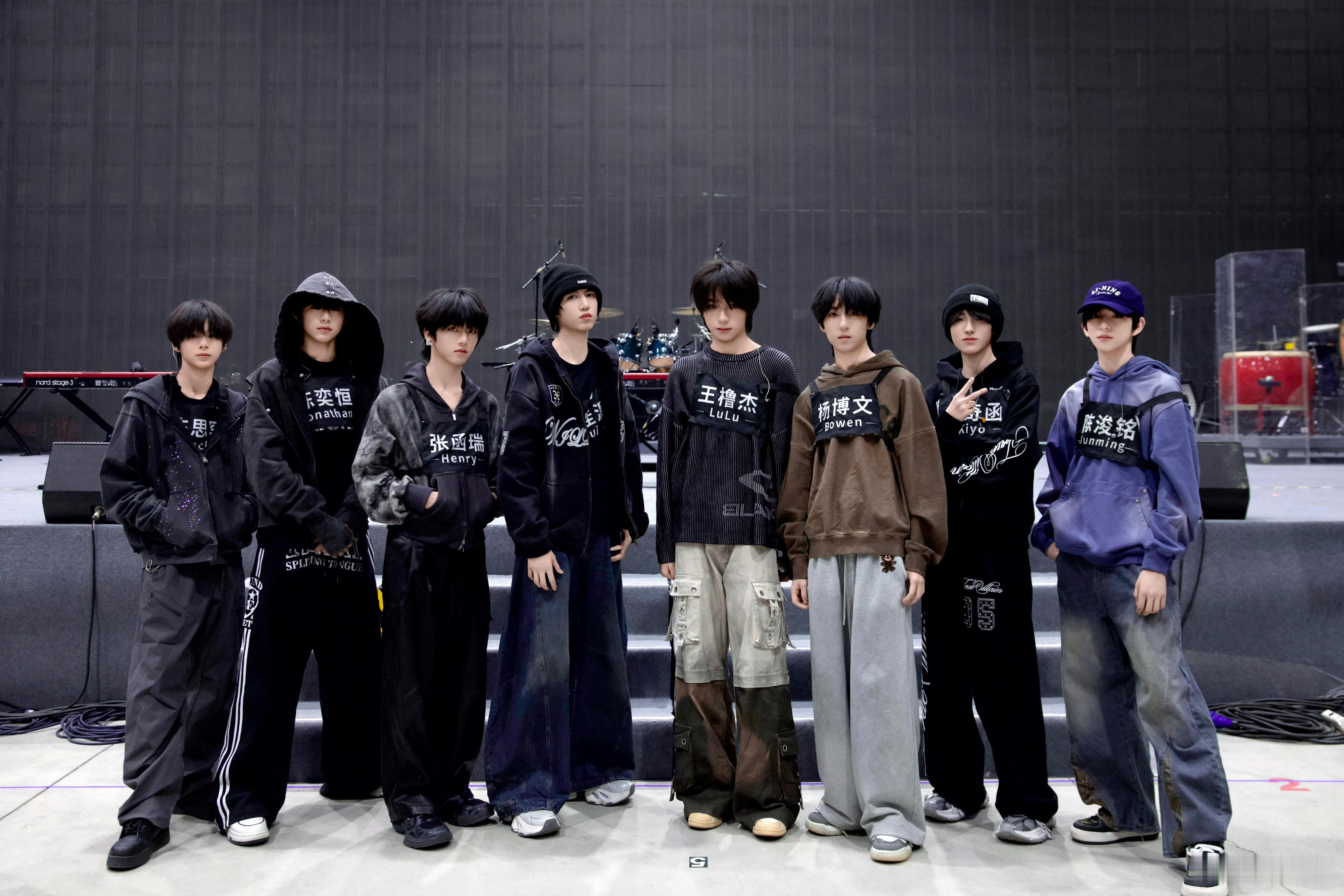 TF四代合照又换站位了，这站位对吗 荣耀之战演唱会彩排 荣耀之战花絮照