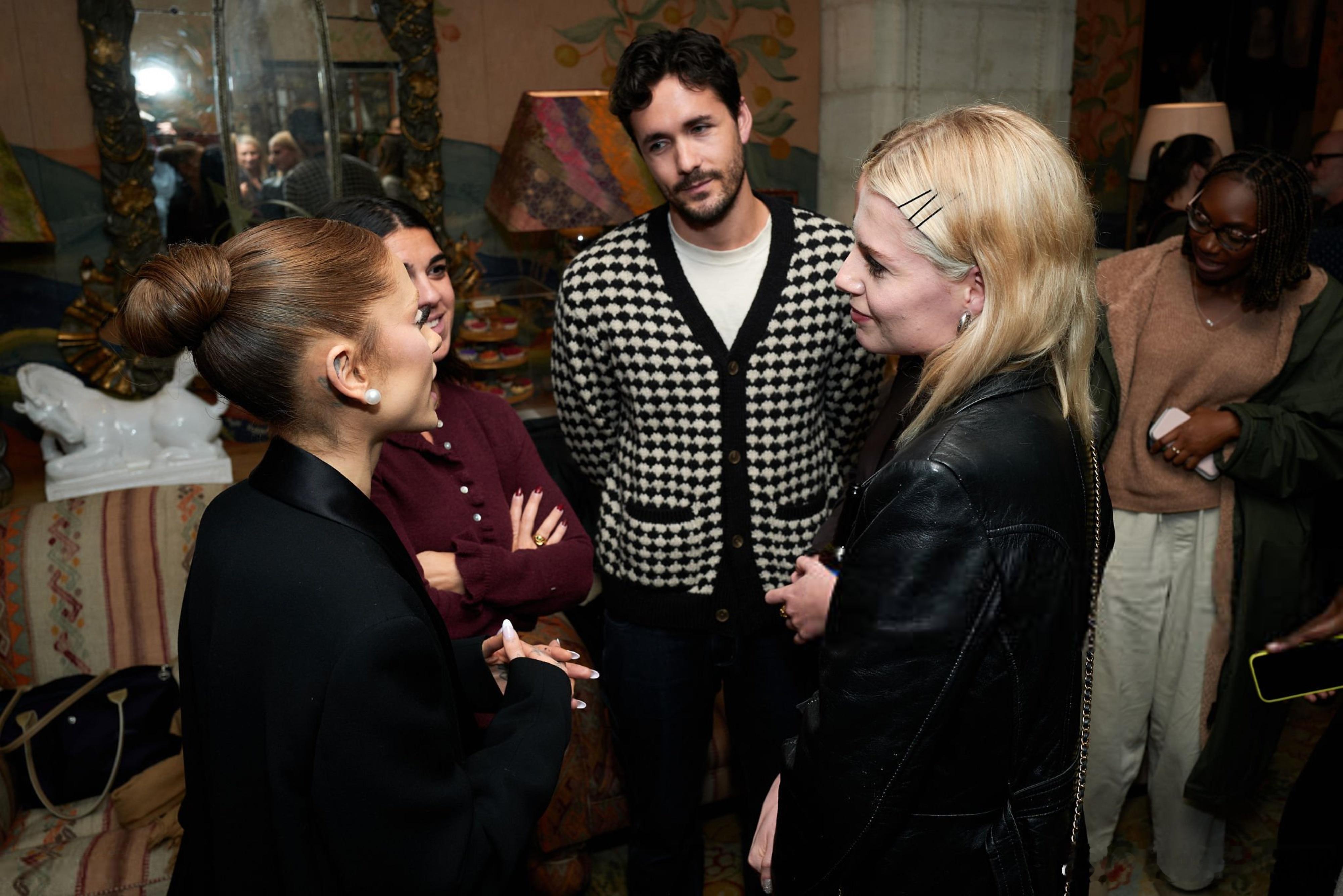 露西宝通在伦敦出席电影《魔法坏女巫》的特别放映会，和主演A妹Ariana Gra