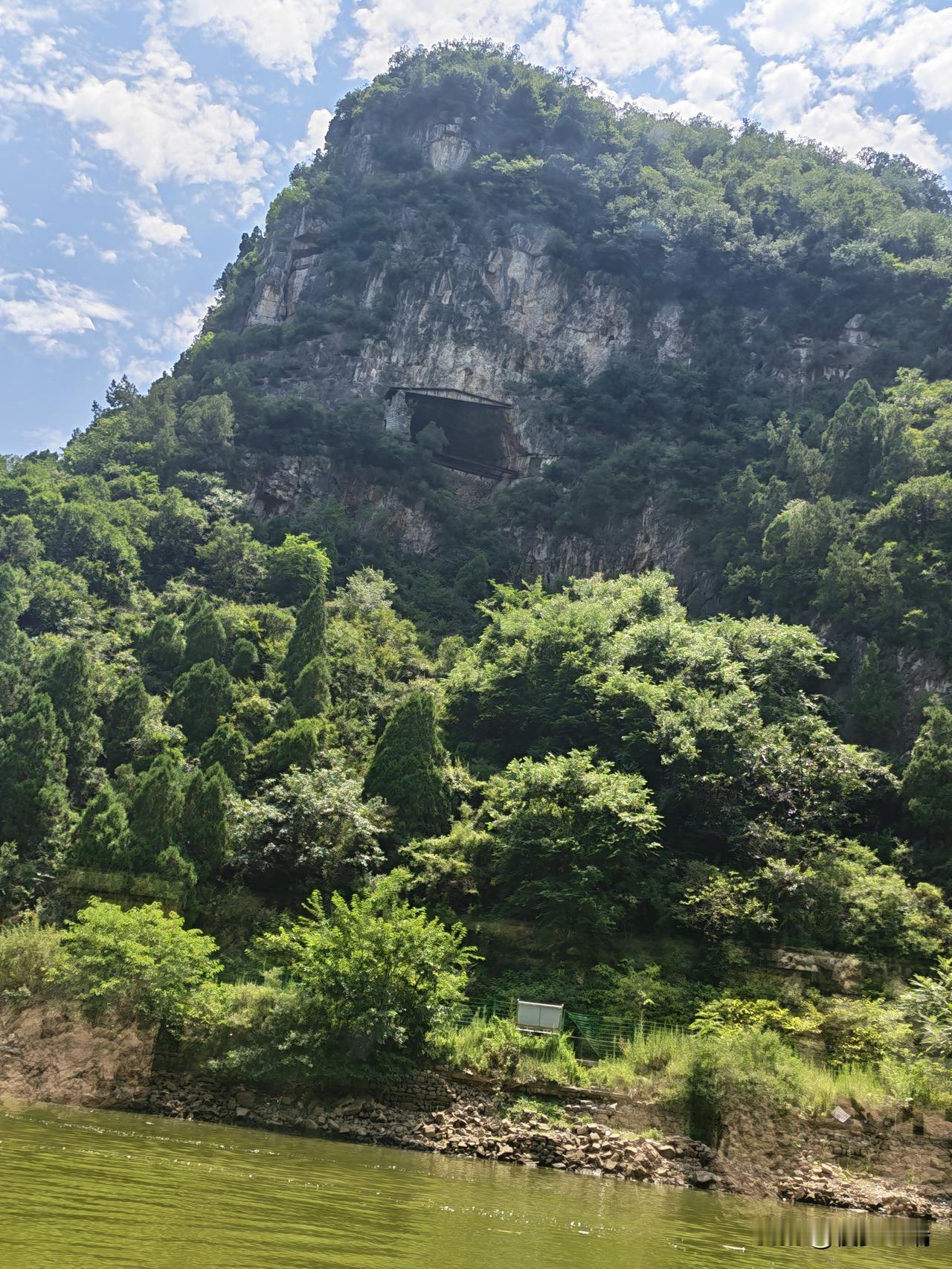 碧水青山藏崖洞，一方山水绘生态长卷
 
澄澈的绿波静静铺展在山脚，水面泛着细碎波