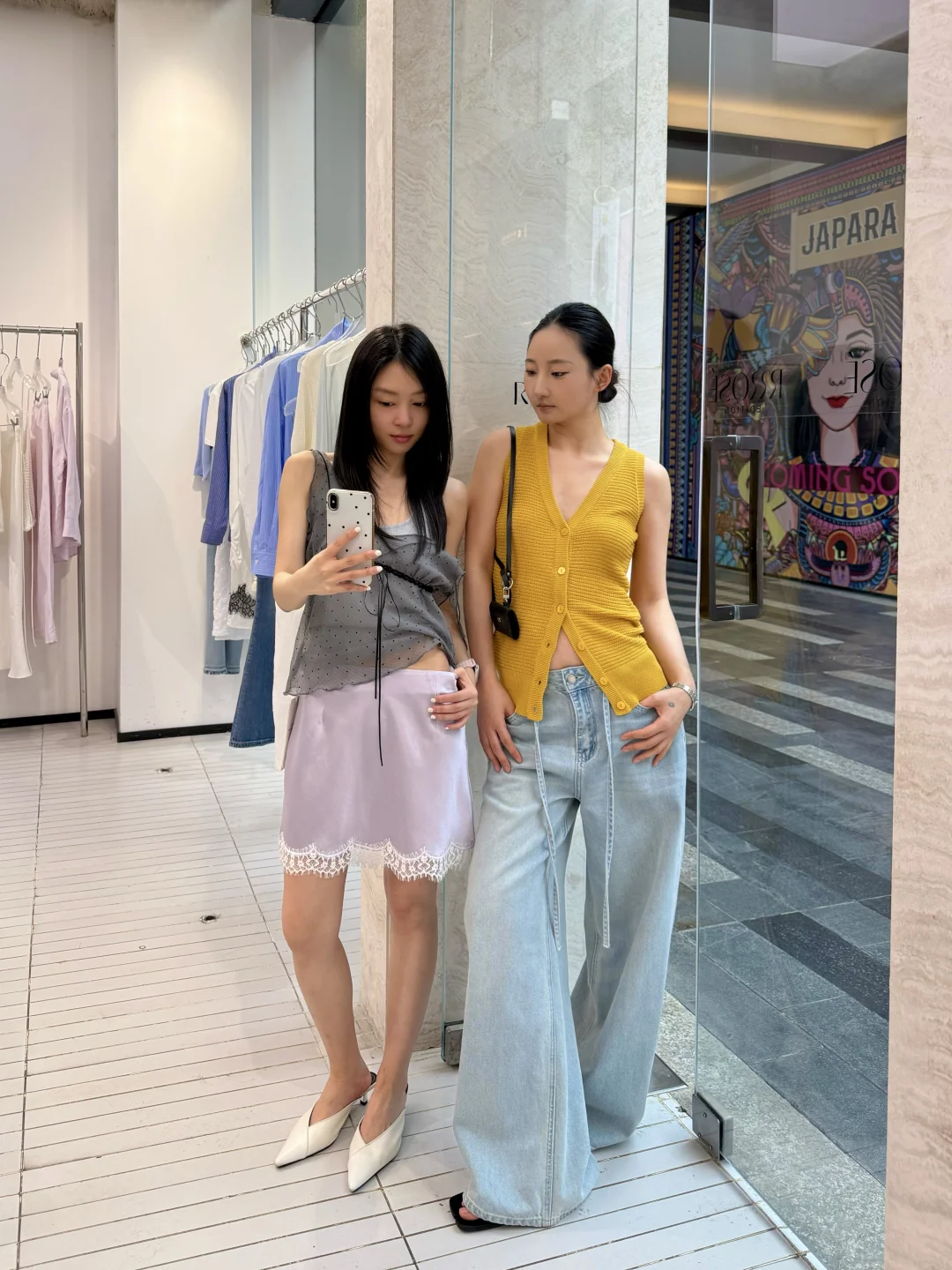 👭跟姐妹上班时间偷偷时髦一下～