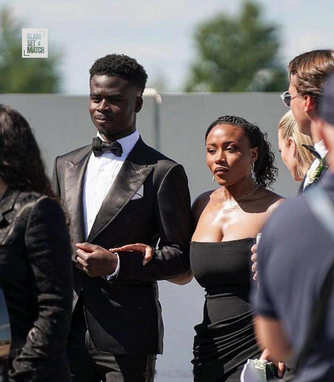 阿森纳球星萨卡向女友托拉米·本森求婚成功，两人已订婚。💍 金秋观赛季 阿森纳著