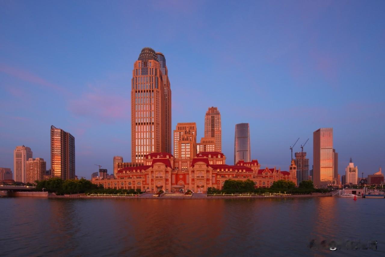 津湾·霞光 
津湾晓日漾清澜，夹岸楼台焕朱颜。
金瓦连檐横锦岸，琼楼峻宇立尘寰。