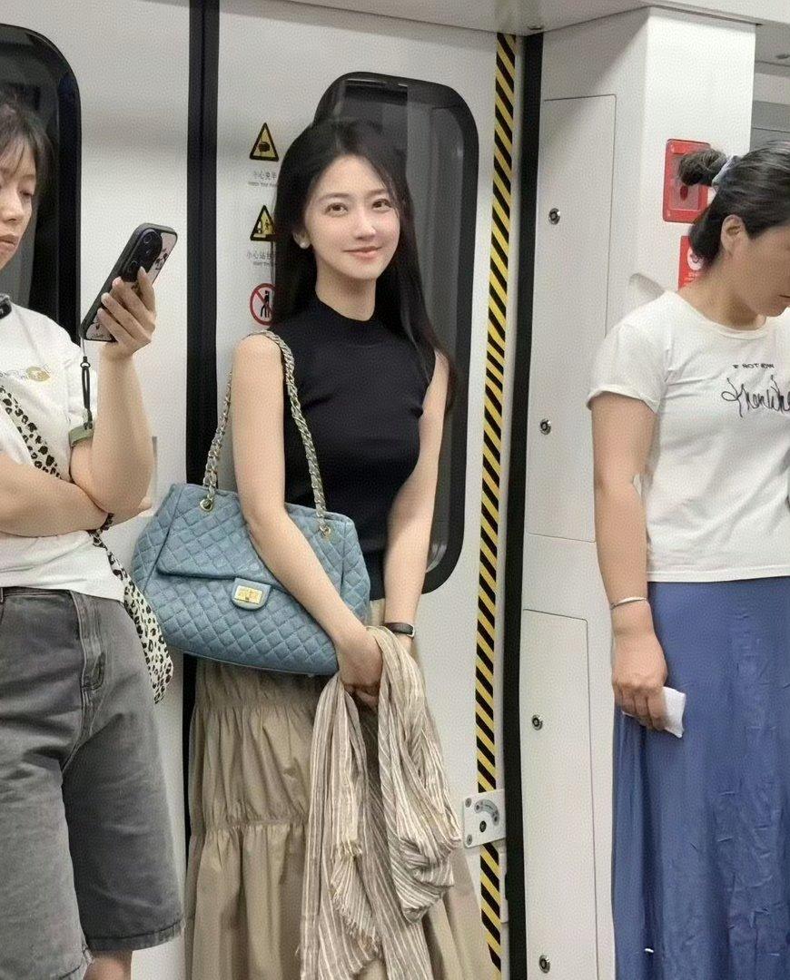 人生三大错觉。
第一眼，她在看我。
第二眼，她喜欢我。
第三眼，孩子取啥名字呢？
