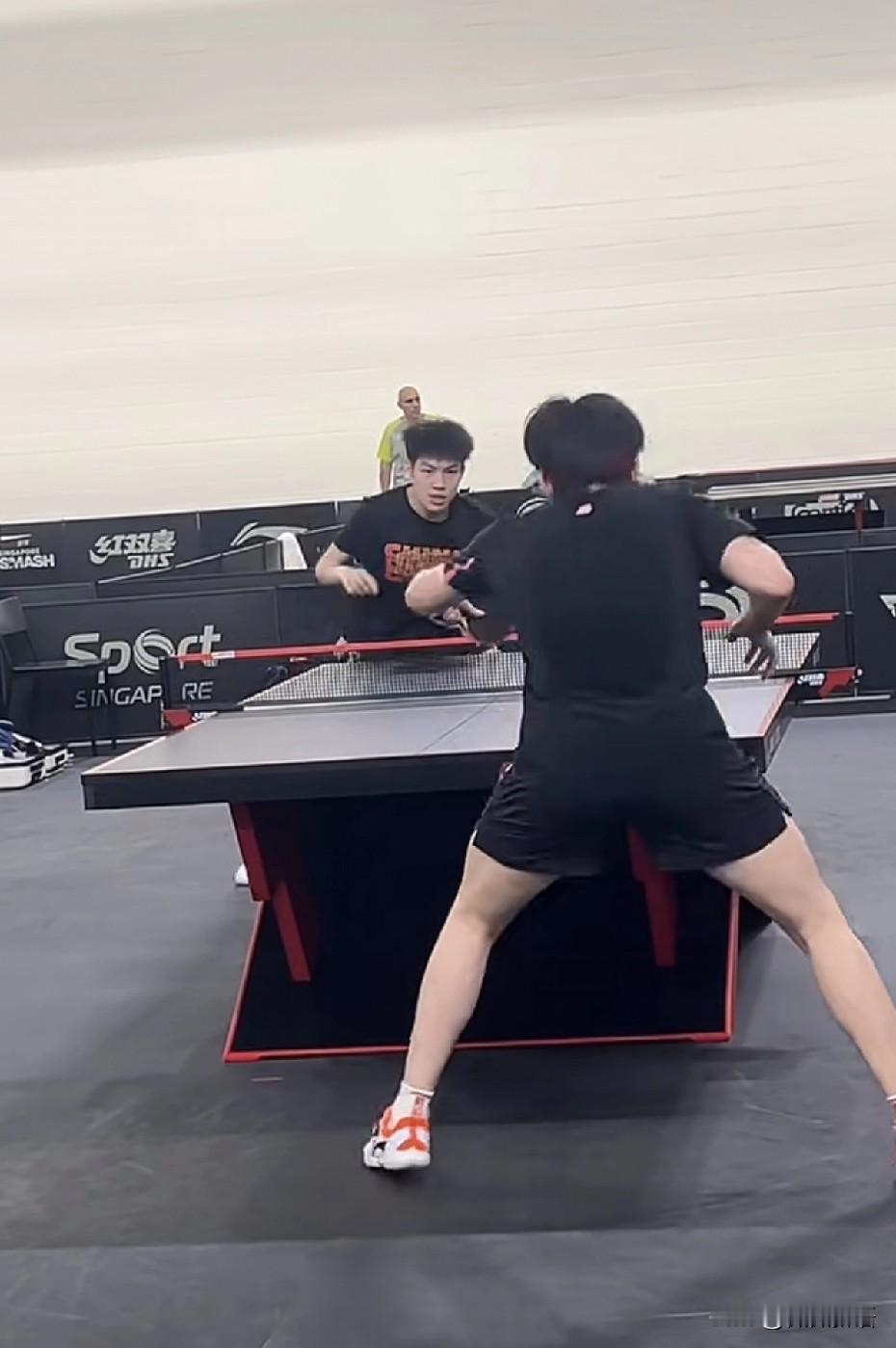 王楚钦和黄友政差点撞一起去了。
今晚王楚钦的比赛本来是在20：20，现在一号台的