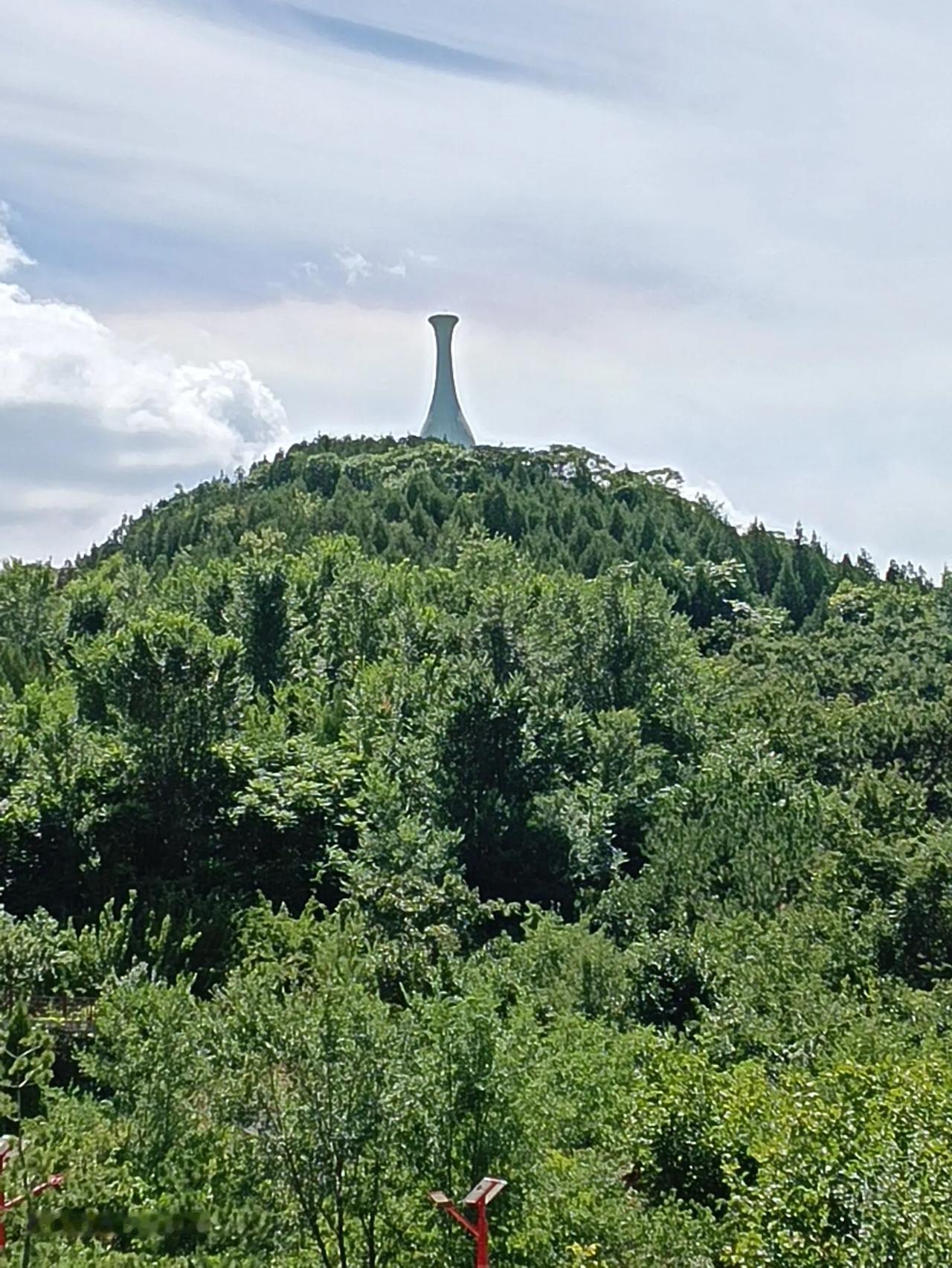 根据山上这标志，谁知道这是什么山？