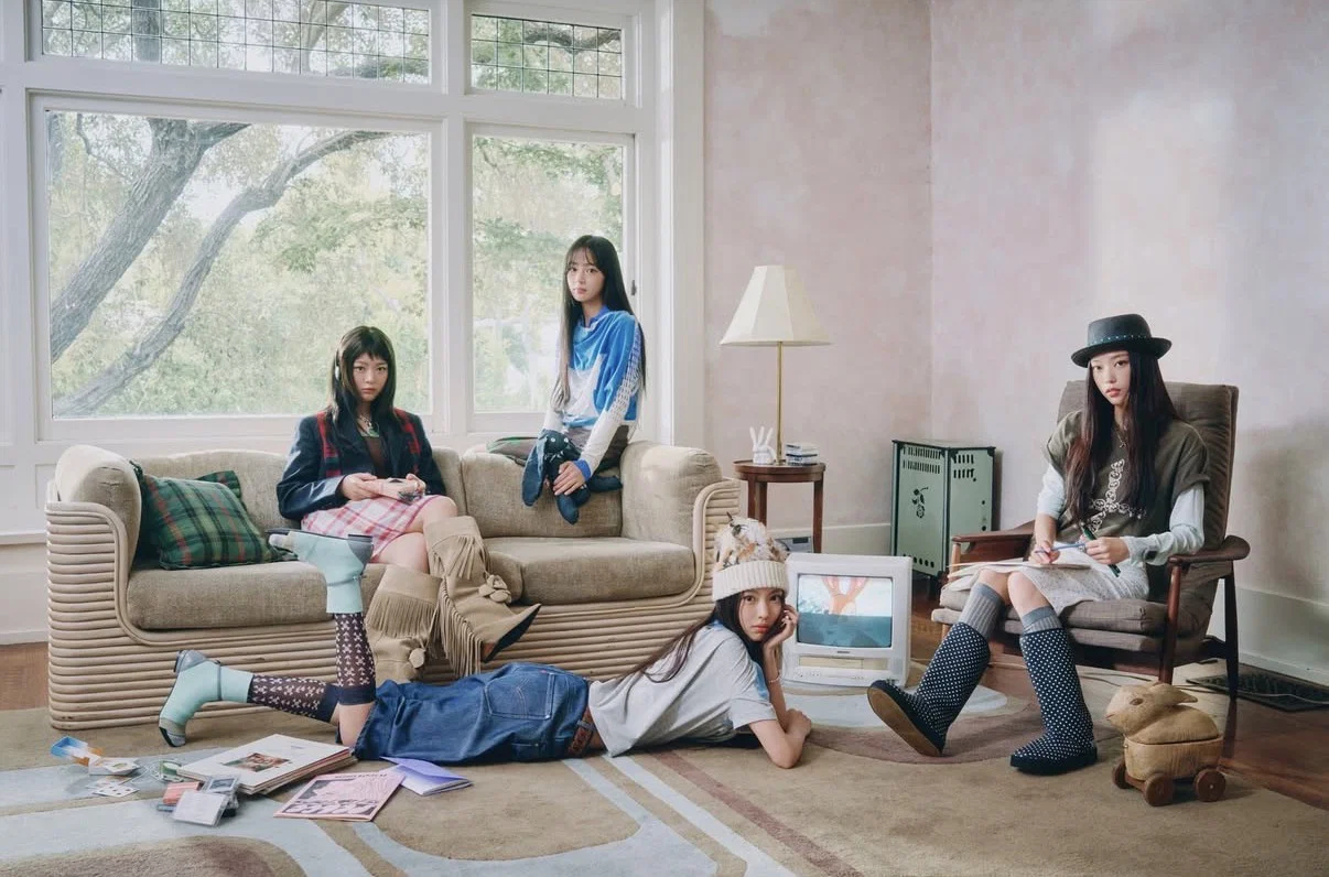 NewJeans四人组概念照New Jeans更新四周年四人组概念照🐰 