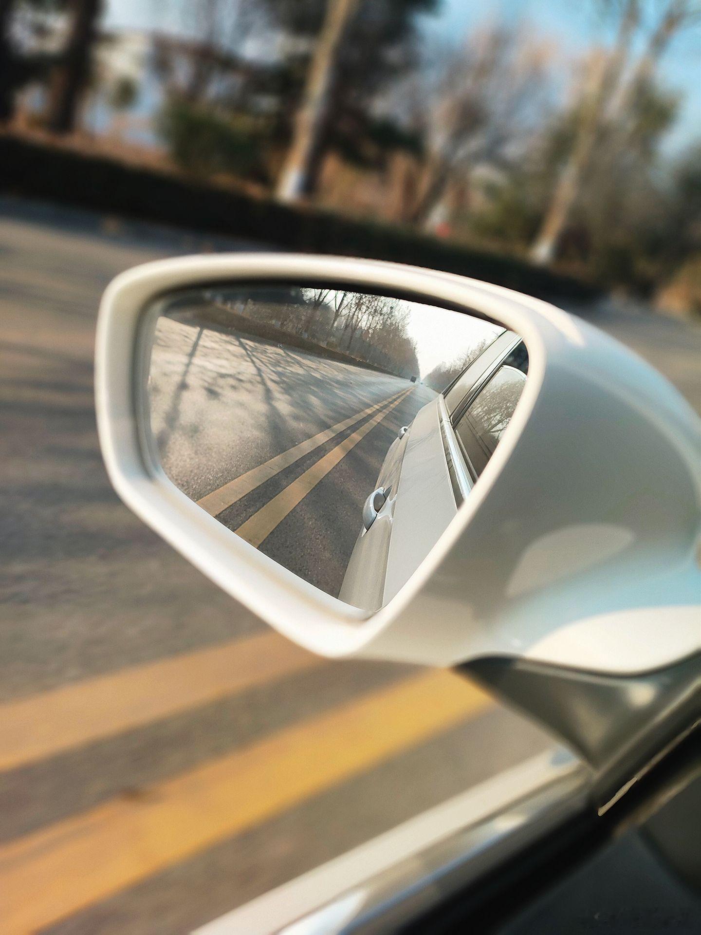 情感 经历多了，心态真的就变了。曾经那个叽叽喳喳、心里藏不住半句话的人，如今习惯